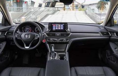 全系搭载1.5T涡轮增压发动机并匹配CVT变速箱，看完凯美瑞看看他