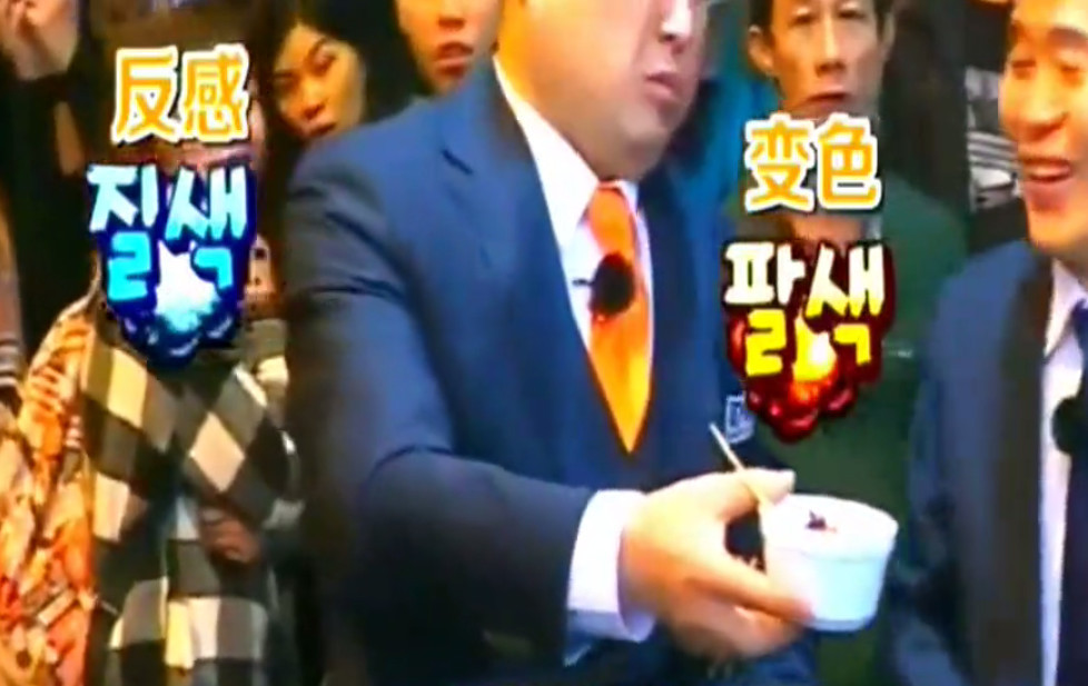 韩国人找中国小吃,看到臭豆腐一脸嫌弃,尝试吃