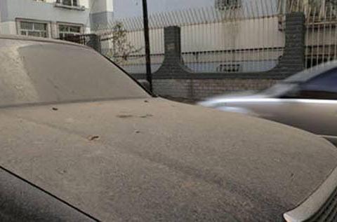 僵尸车停在停车场几年，停车费达到三万多，交警也没有办法