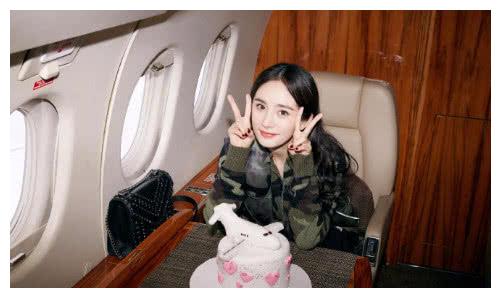 杨幂总吐槽周笔畅个子矮,合影尴尬,网友:打脸