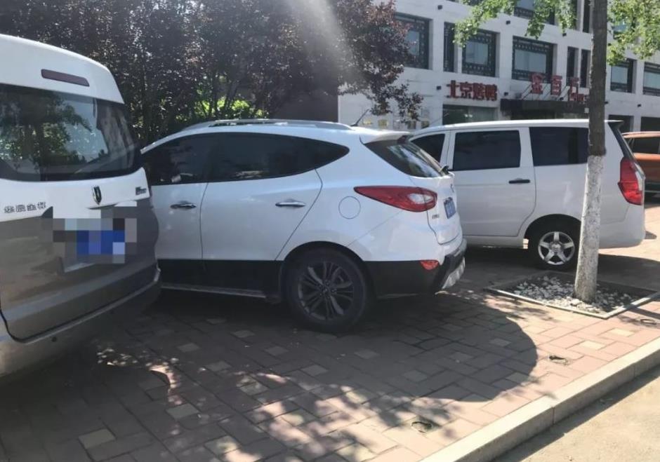 曝光!小心!燕郊路边停车,交了停车费也被贴条罚