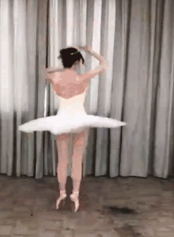 边唱边表演空中绸舞的杂技演员.