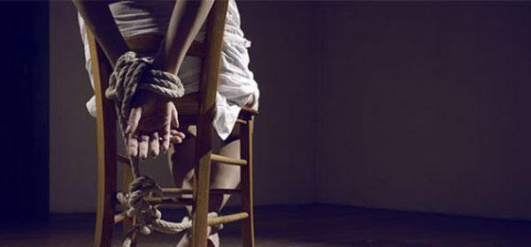 当双手被绑住别紧张 快用鞋带自救