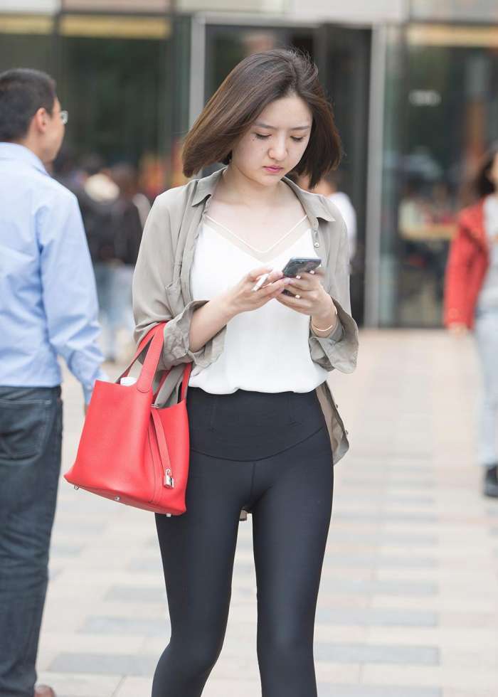 小羽街拍:美女穿的是紧身裤还是秋裤? 很饱满还叼着烟