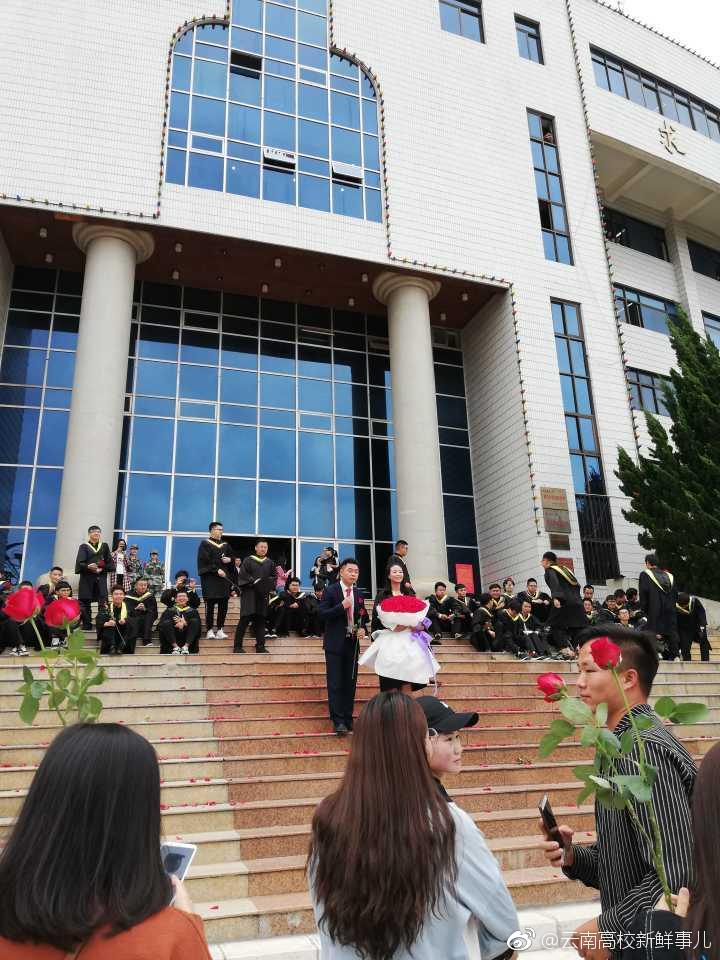 羡慕!大学生拍毕业照现场霸气求婚[污]