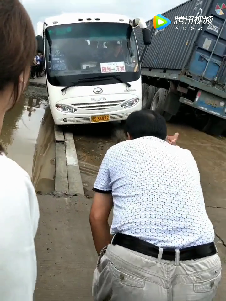 价值几十万的中型客车，看完才知道什么才是老司机！
