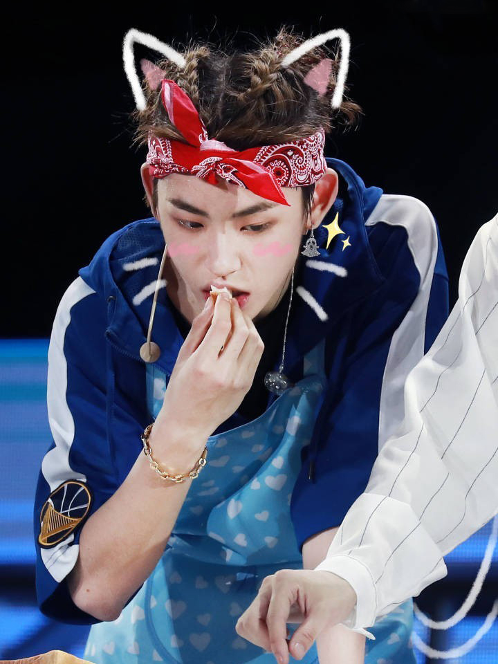 小鬼王琳凯穿一身蓝,丝巾包头上更帅气,网友:扎头发太撩了!