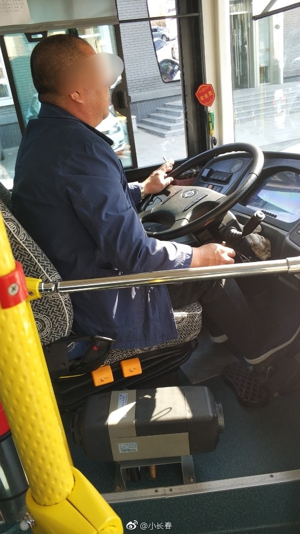 长春152路公交车司机开车期间车内吸烟玩对讲机
