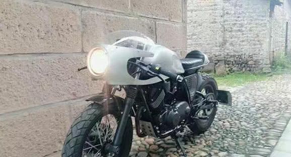 小伙将龙嘉V咖250改成复古咖啡车，这是不打算上牌年审了吧