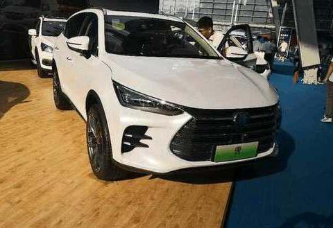 车展实拍新唐混动底盘, 后悬是铝合金加钢材, 对得起这个价格了