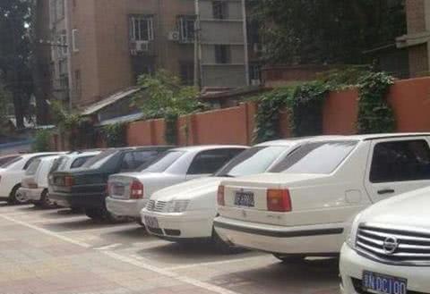 停车场天天“爆满”，难道是车主们不工作？车主回答真的扎心了！