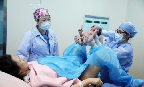 29岁孕妇顺产男宝后浑身发冷,助产医生掀开被