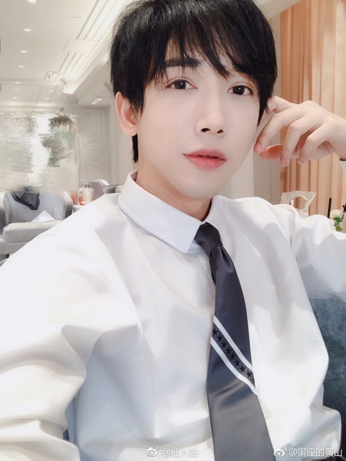 国服直男扳手@俊哲迪迪 和coser@御座的黄山