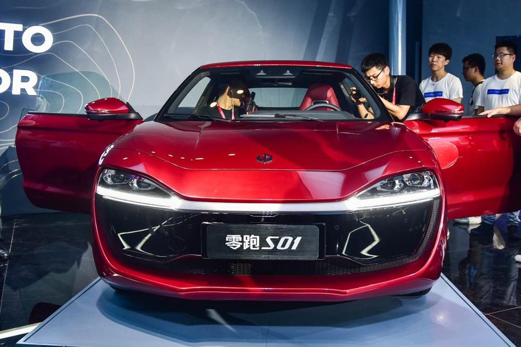 只卖15万的国产轿跑,配无框车门 联排双屏,逼格不输bba!