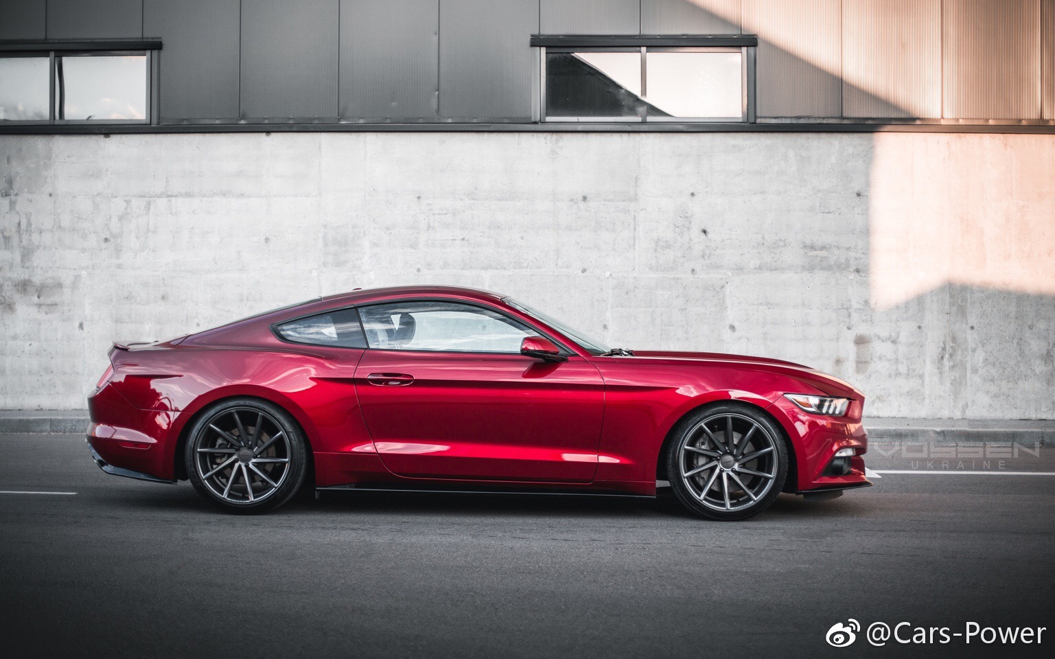 福特野马搭配 20寸 vossen cvt,枪灰色的轮毂真帅.