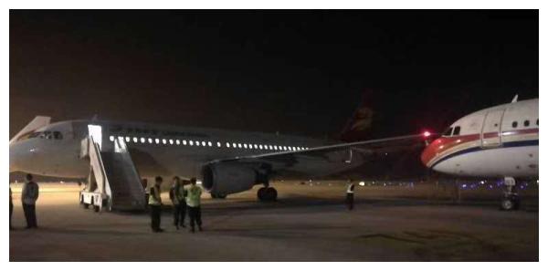 深夜，两架中国客机发生碰擦，机身均受损，事故原因正在调查中
