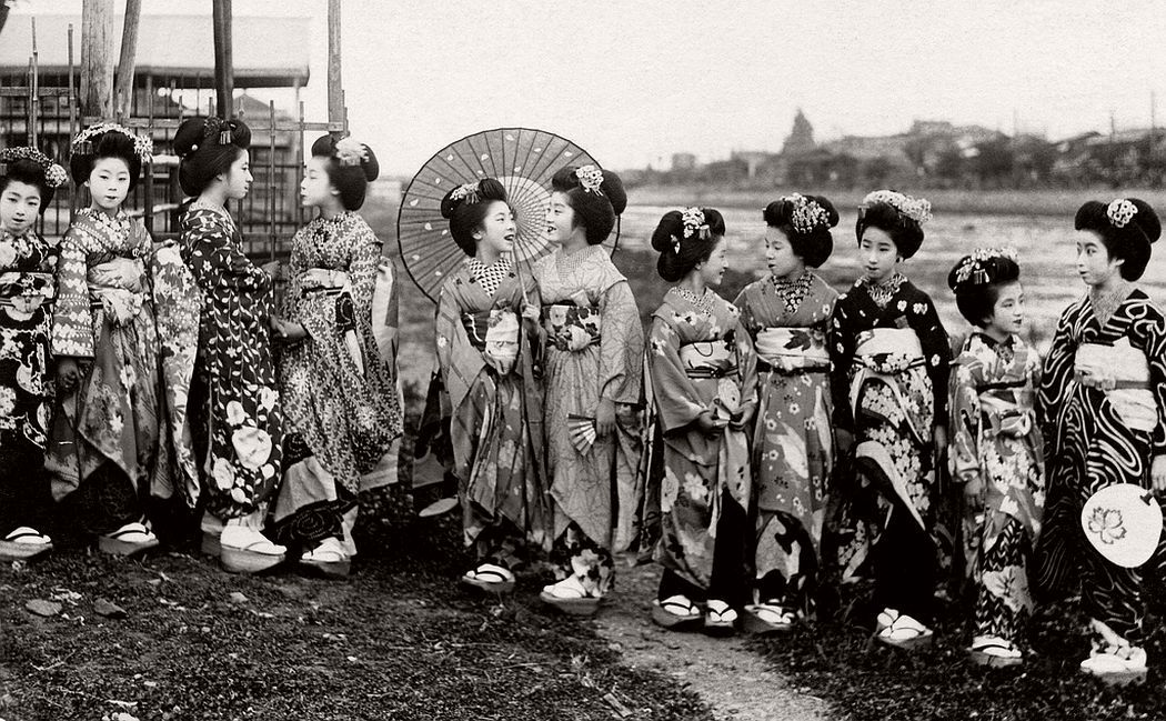 老照片: 百年前日本京都的艺伎 年轻貌美多才多艺