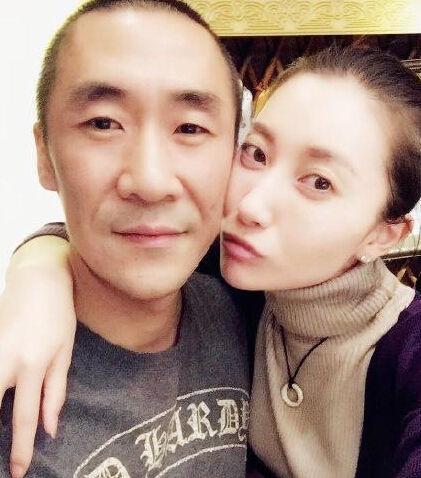 章子怡小4岁嫂子曝光,曾送20万钻戒,网友:一朵