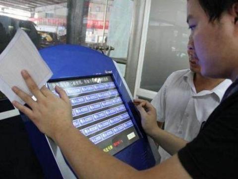 一车主摇到连号“222”兴奋不已，再一看前面俩字，脸都黑了