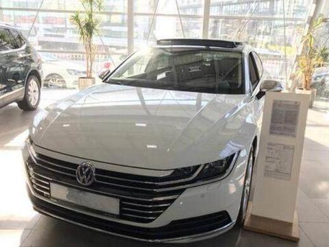 新款大众CC到店，外观帅到没朋友，内饰却让人一言难尽！！