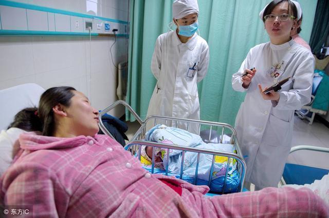 孕妇分娩,婆家争执剖腹还是顺产,这时产房外来了10多位娘家人