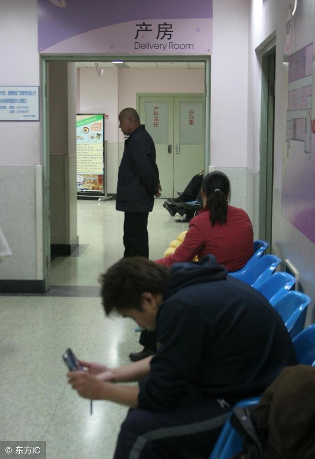 孕妇分娩,婆家争执剖腹还是顺产,这时产房外来了10多位娘家人