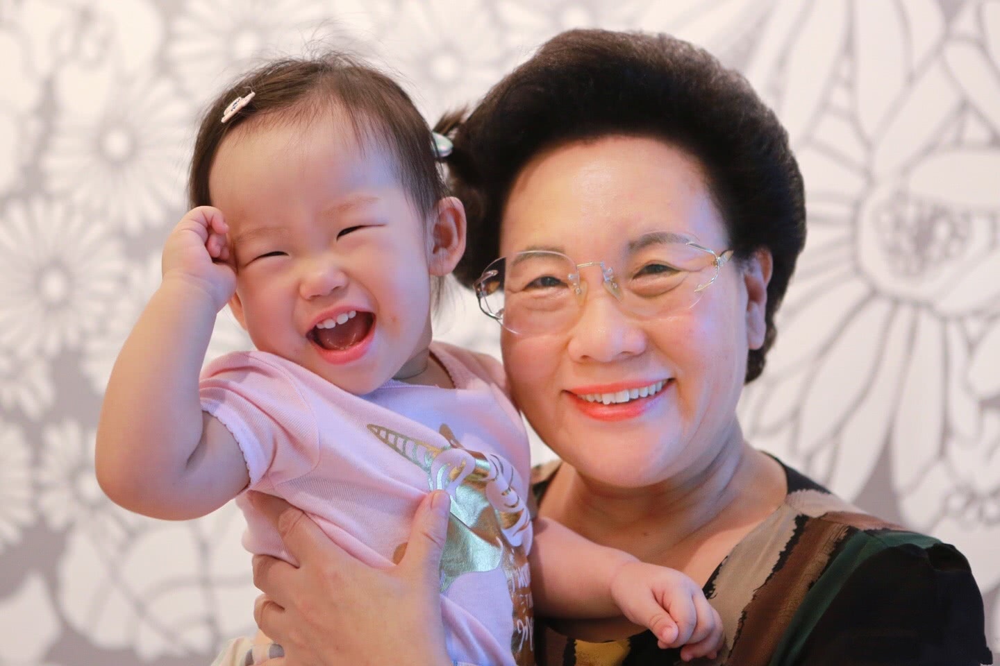 秦昊陪女儿坐台阶，小米粒变漂亮，但粉丝的关注点却在秦昊的腿上