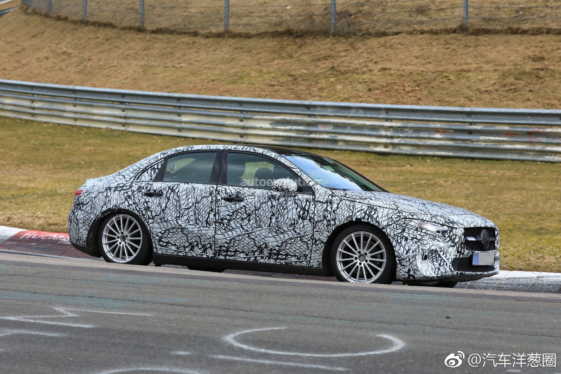 奔驰全新A级三厢车纽伯格林路试！最快2019年上市