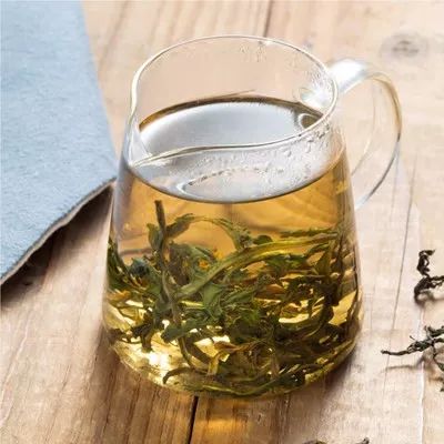 挖蒲公英吃的人,记住它能泡水来养生,但有三不