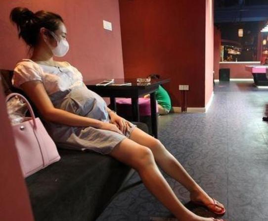 孕妇怀孕6个月竟要生了,宫缩强烈去医院,医生却苦笑不