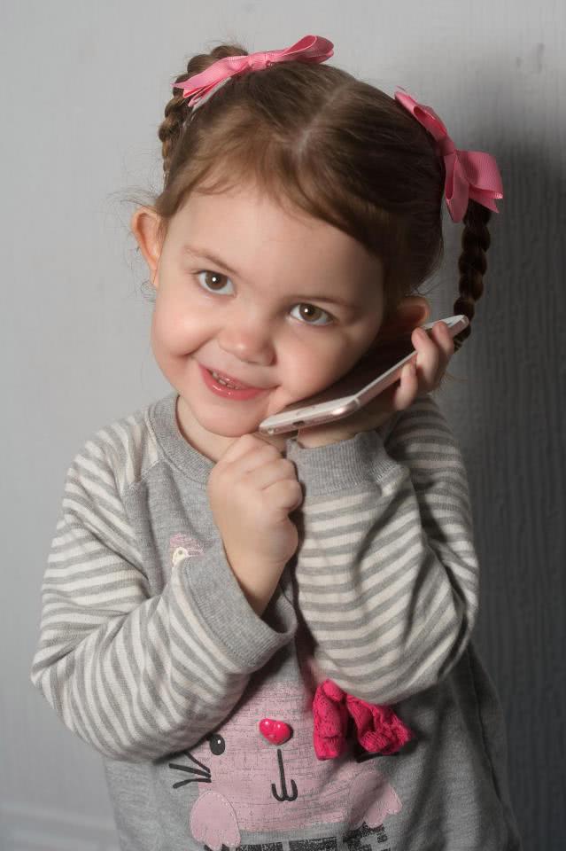 宝妈晕倒,两岁宝宝模仿大人打电话求救成功!