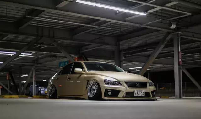 丰田“大后超”玩起了低趴，妹子都被你们开锐志的撩完啦！