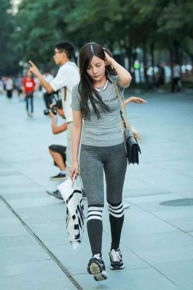 小羽街拍:肥满的紧身裤美女, 身材好的移不开眼