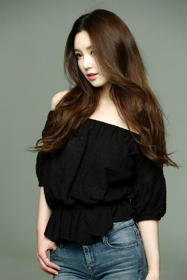 超漂亮牛仔裤美女，气质很出众！