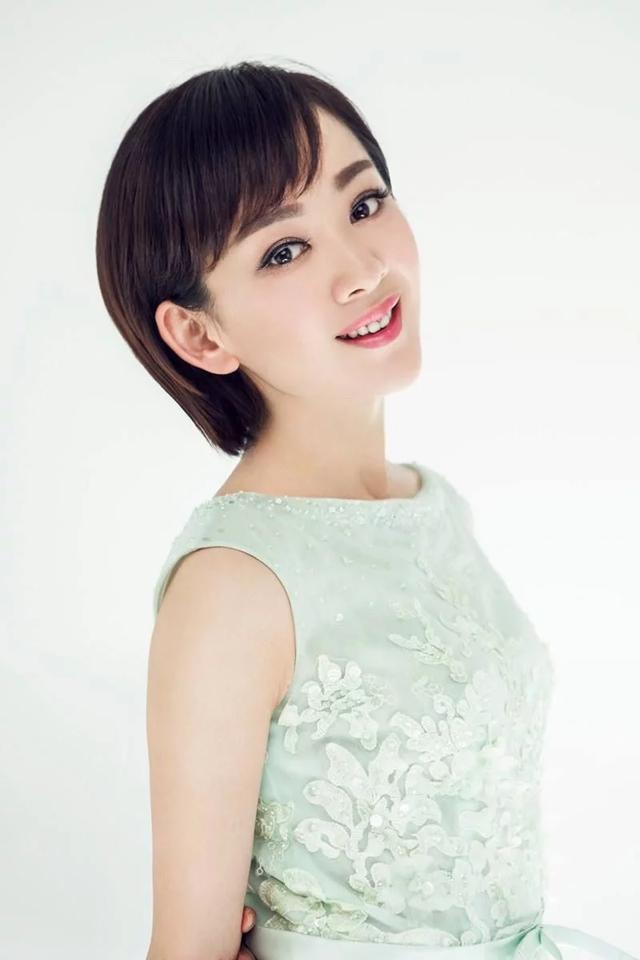 童星出身参演过《大宅门》，长大后改做主持人，与丈夫恩爱至今