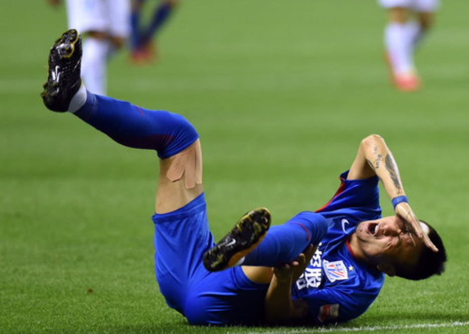 在上海申花与一方的比赛中毛剑卿受伤,最新诊