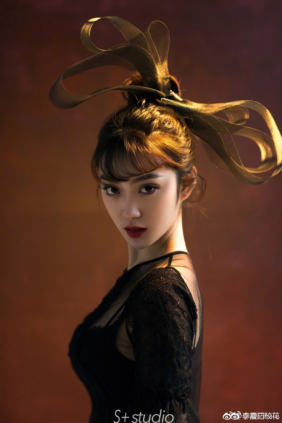 她叫李嘉茹,97年,就读于解放军艺术学院,身高172cm