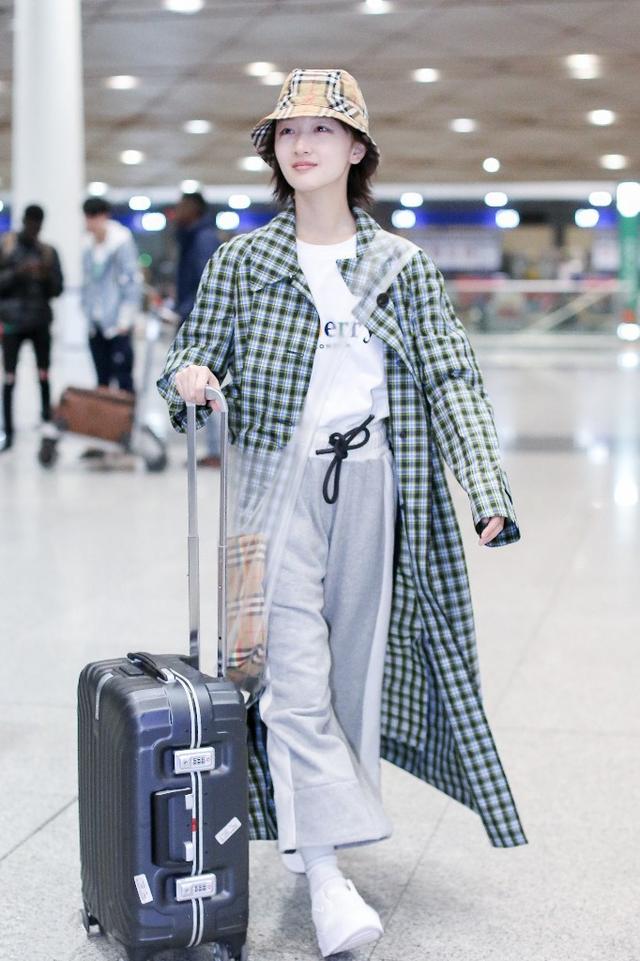 30岁马思纯和26岁周冬雨,机场街拍同穿大号风