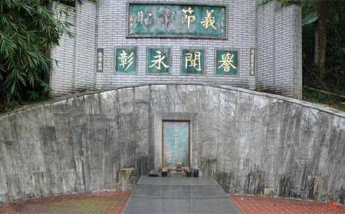 杜月笙坟墓无人问津,一70岁老人说:就凭墓碑上这四字