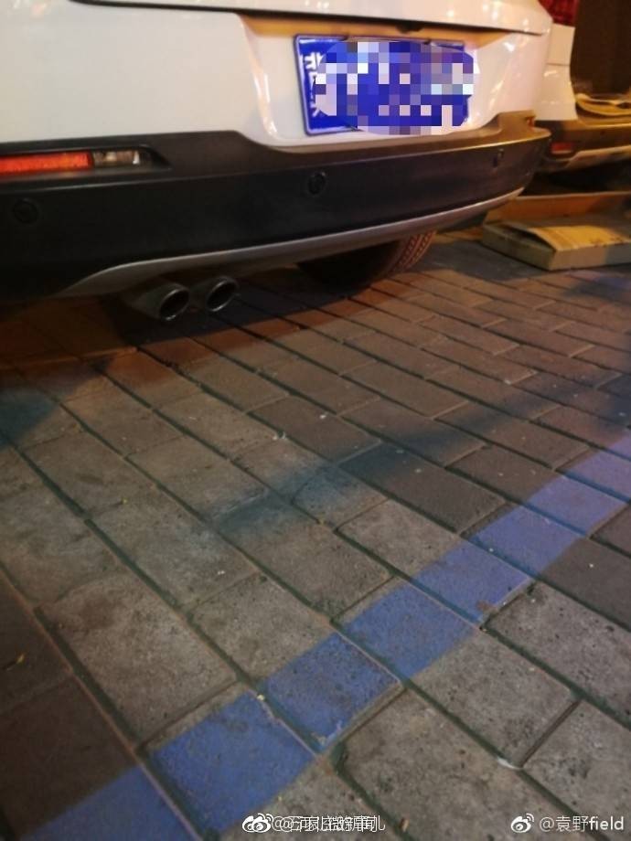 按照规定停到蓝色线内,为啥还被贴条了