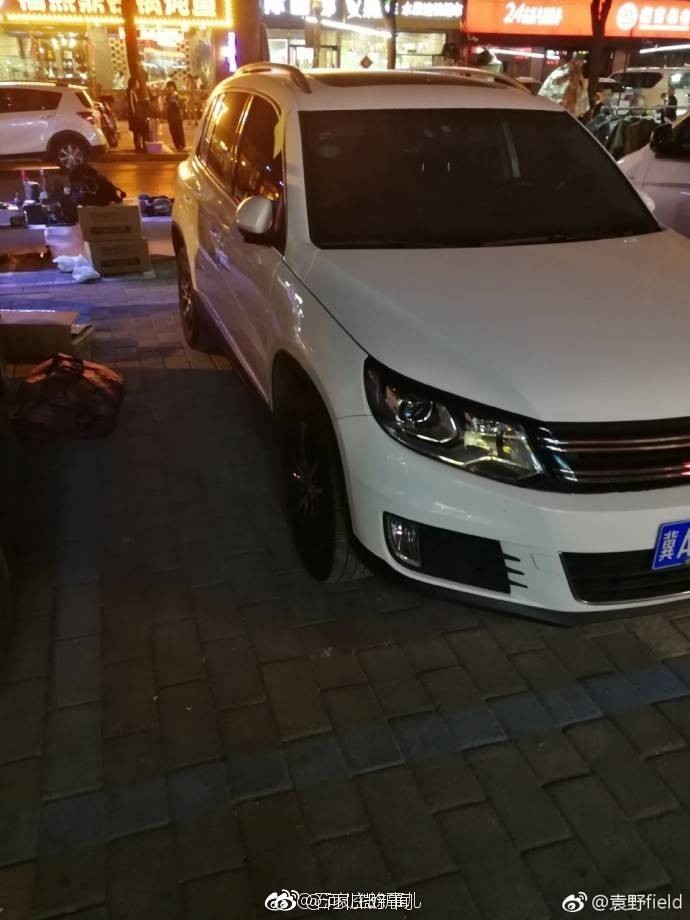 按照规定停到蓝色线内,为啥还被贴条了