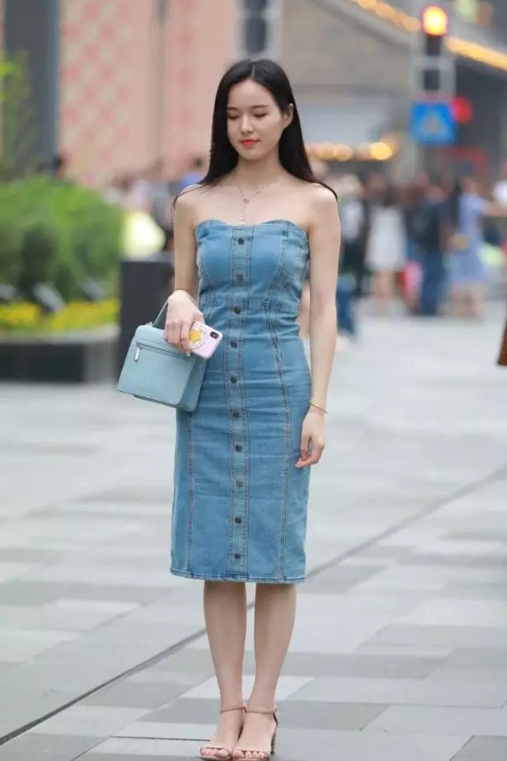 靓丽街拍: 连体牛仔裙美女, 身材苗条性感, 好想把她