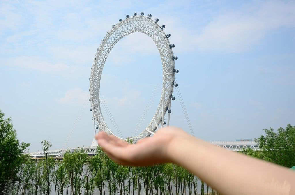 中国潍坊向游客开放了世界最大的无轴摩天轮,它位于东部城市潍坊市,比