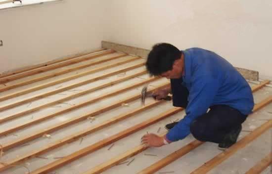 打龙骨铺木地板|家庭铺地板万万不要再打龙骨了，聪明人都这样装，后悔知道晚了！