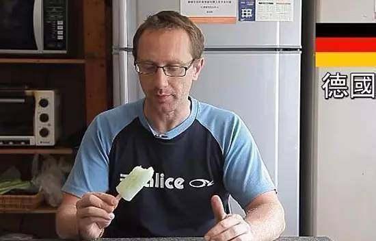 外国人第一次吃中国冰棍,人生观都变了,最后一