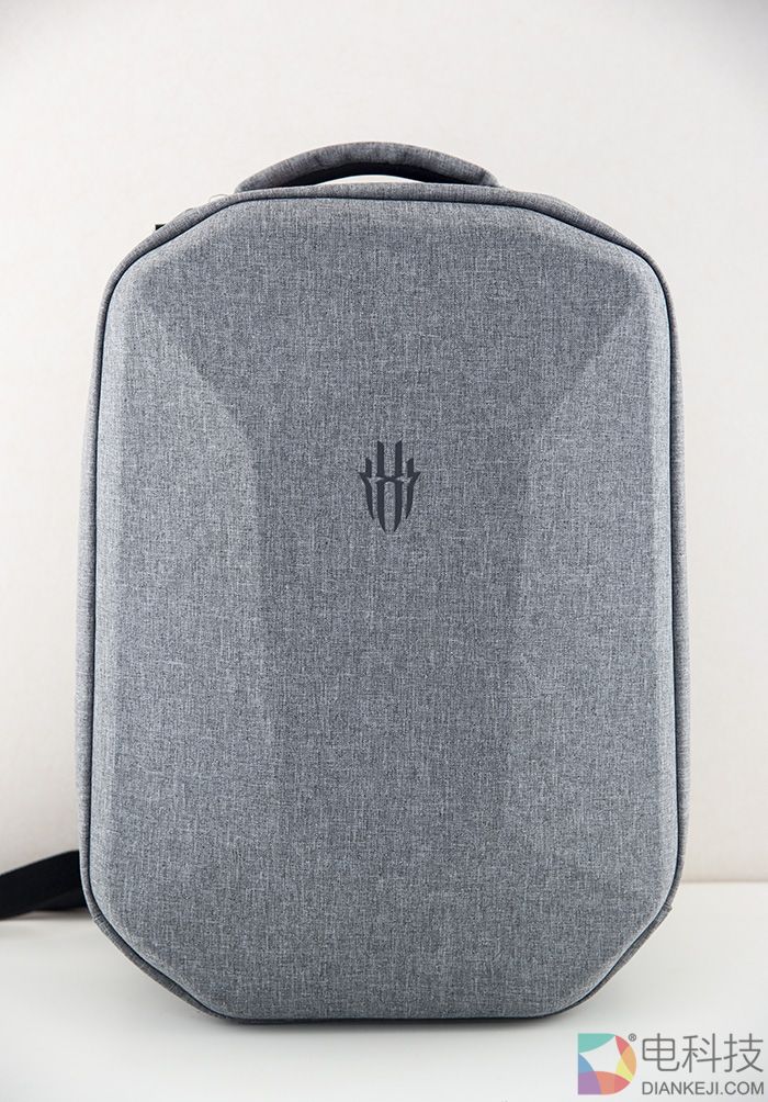 努比亚红魔游戏手机背包:硬壳双肩,造型不凡