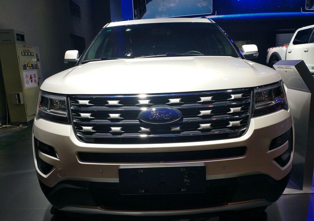 预算40万出头买硬派越野 福特探险者和老帕杰罗 你挺谁