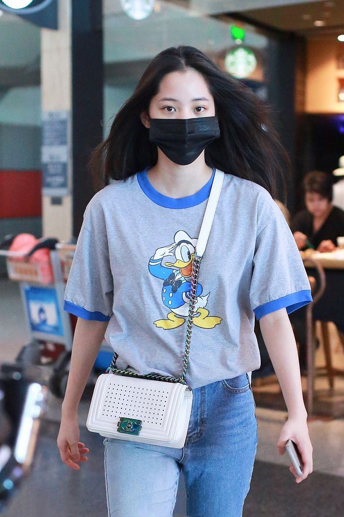 欧阳娜娜穿渐变牛仔裤现身机场 抱着小猪佩奇