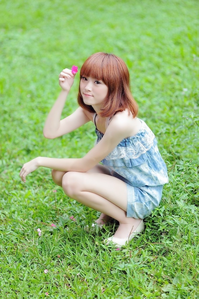 草地上的一个唯美清秀开心少女姑娘