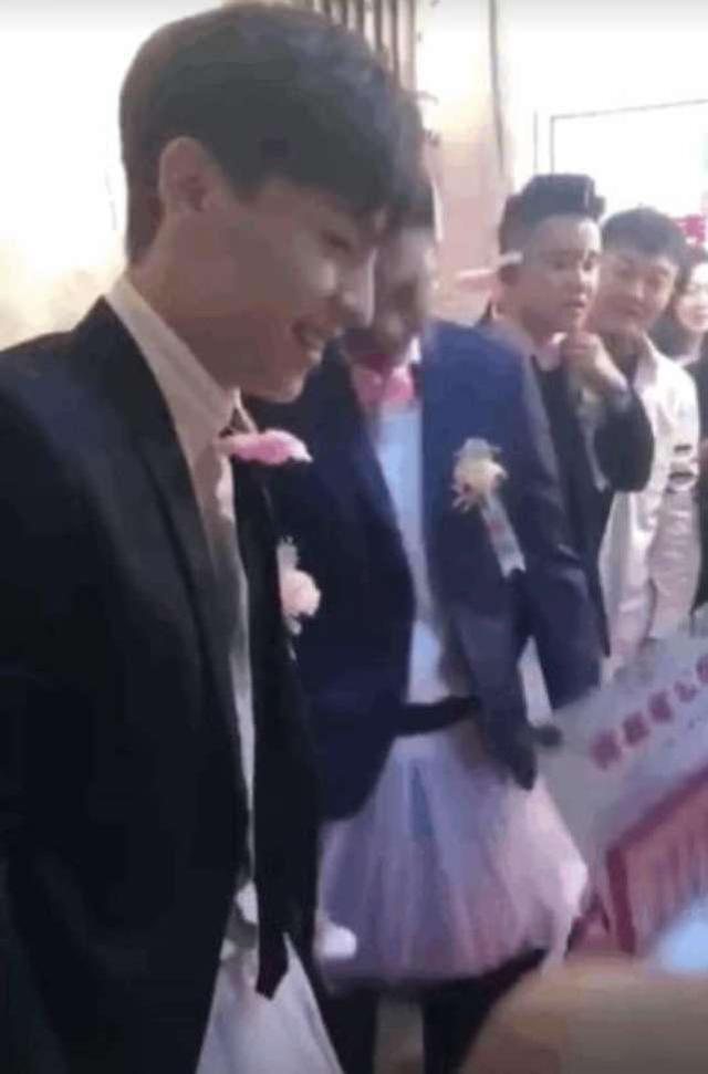 邓伦当伴郎，婚礼现场偷偷抹眼泪，网友:太感人了!